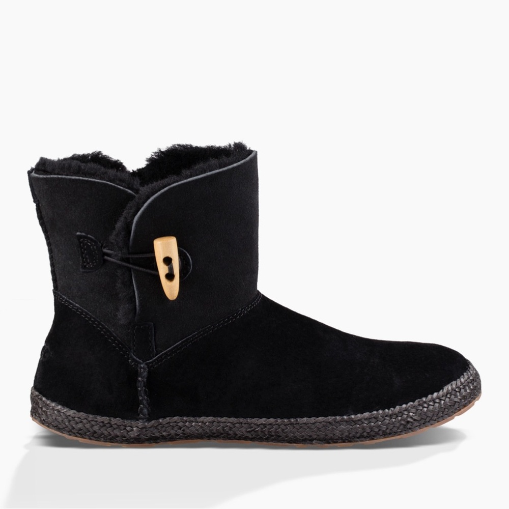 UGGs Garnet size 8 black sheepskin suede ankle boot